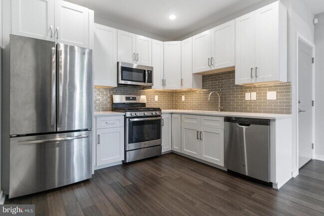 Building Photo - 1904 E Hagert St