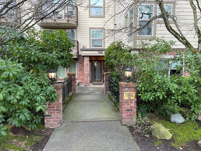 Building Photo - Quiet Updated South Queen 1bd 1bath Condo ...