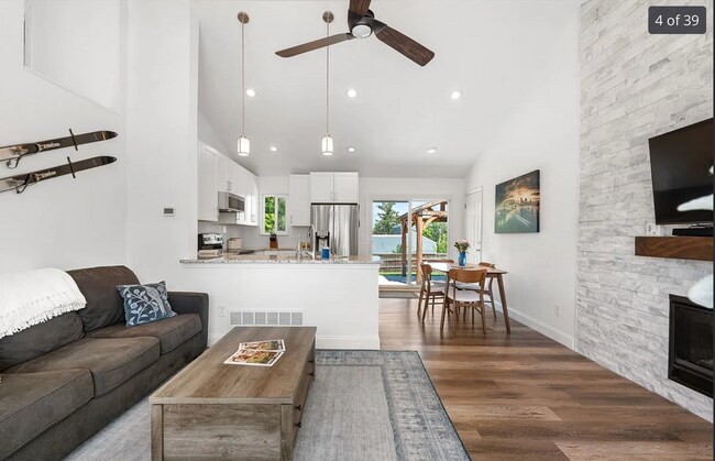 Building Photo - 6604 S Dahlia Cir