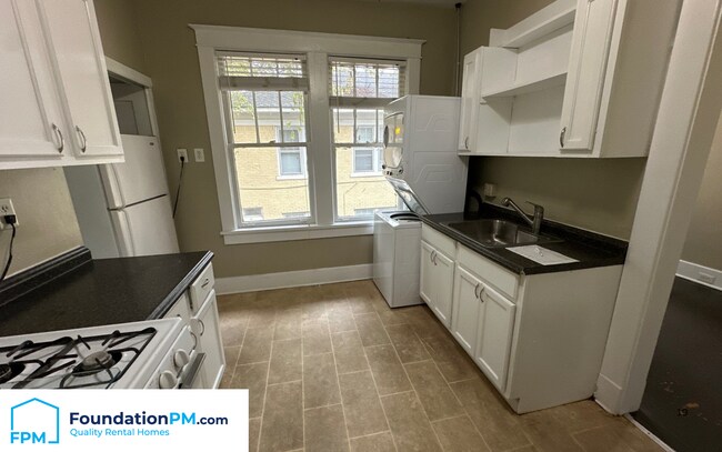 Foto del edificio - 1758 Lawrence Ave