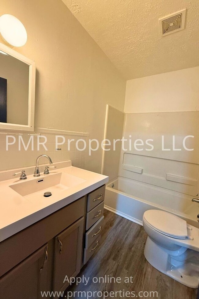 Building Photo - 2 Bedroom/ 1 Bathroom House