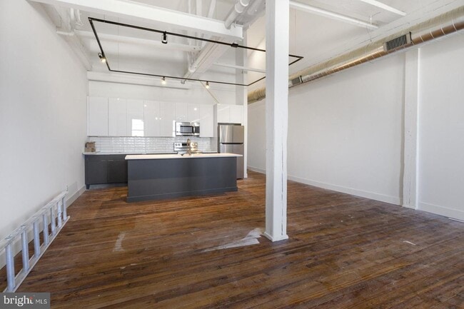 Building Photo - 1853 N Howard St