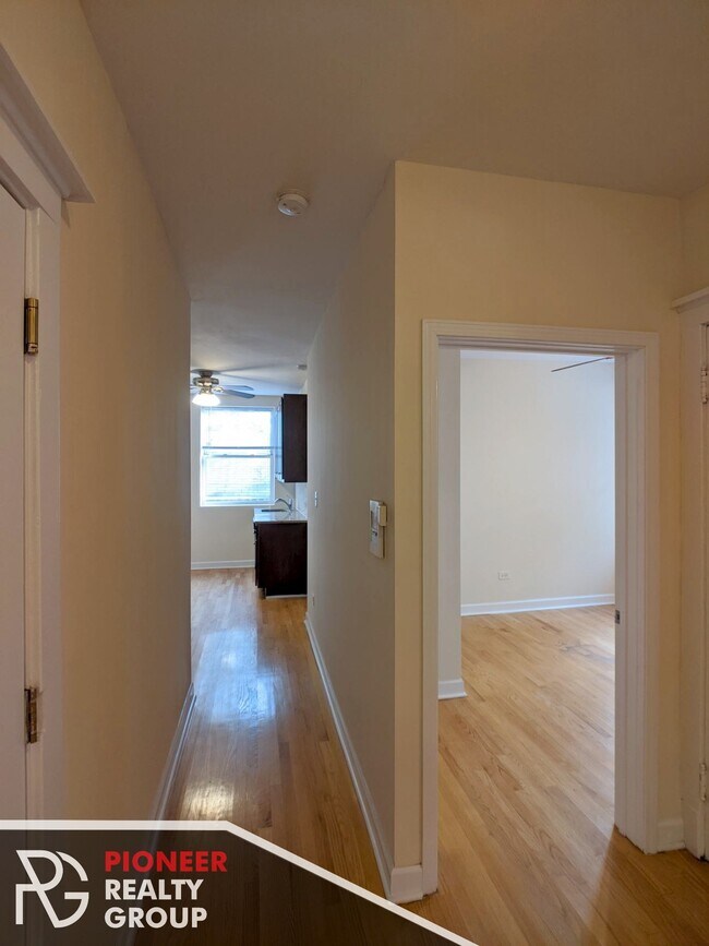 Foto del edificio - 1615 W Berteau Ave