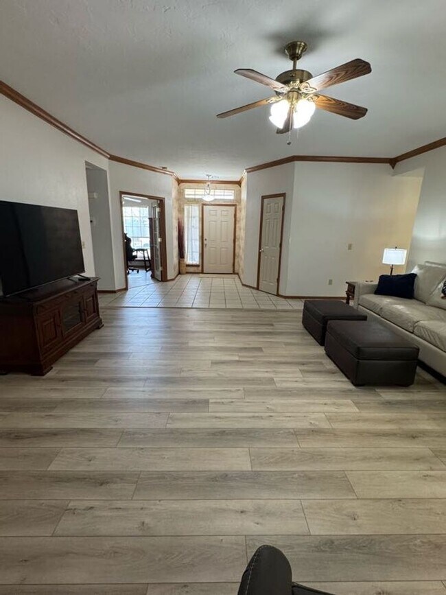 Building Photo - Fully Furnished, STR - (3) Bed/(2) Bath + Office! Pool Access!