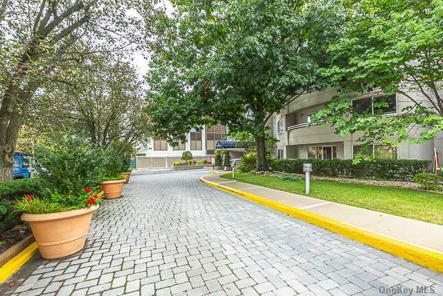 Foto del edificio - 100 Cutter Mill Rd