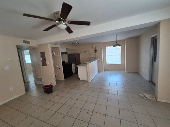 Building Photo - 3718 Pleasanton Rd