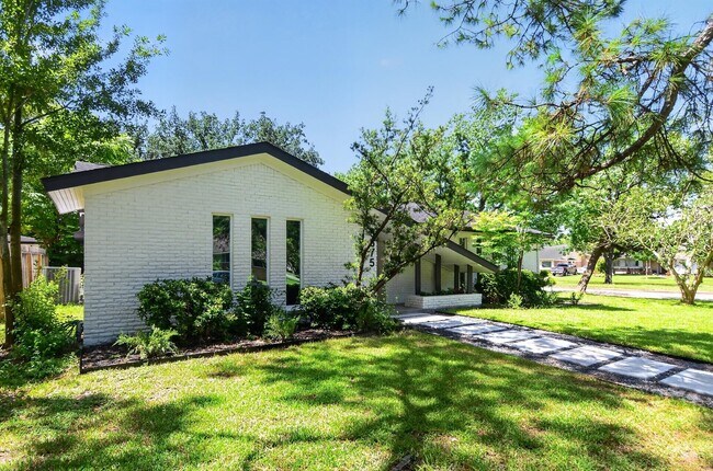 Foto del edificio - 5675 Sylmar Rd