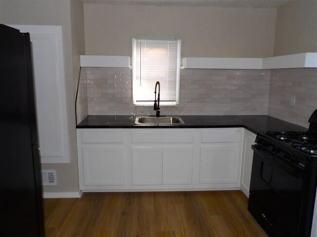 Building Photo - 207 NW 4th St