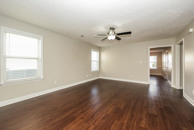 Foto del edificio - 1516 Beaconcrest Cir