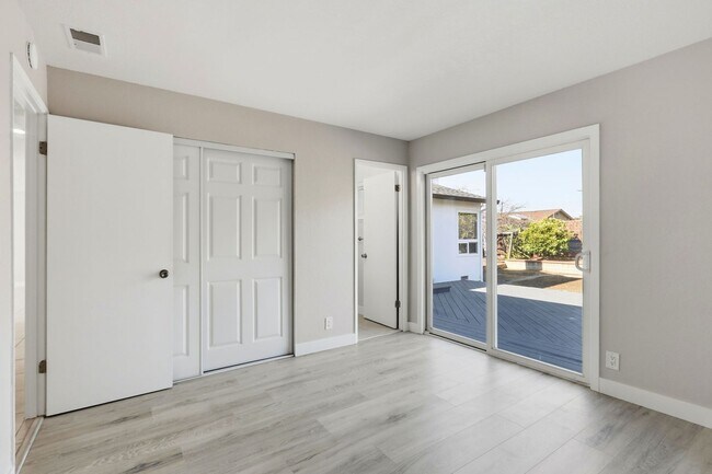 Foto del edificio - Stylish and Spacious Milpitas Home with Large Deck and Backyard