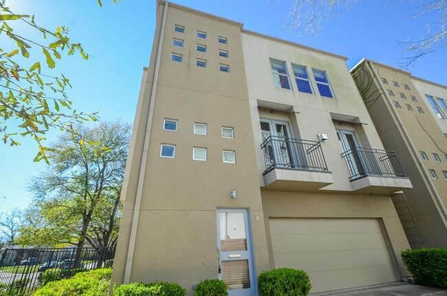 Foto del edificio - Stylish Corner Townhome Steps from Parks, Dining & Shopping