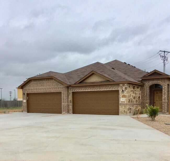 Foto del edificio - AVAILABLE NOW!  LUXURY TOWNHOME LOCATED IN...