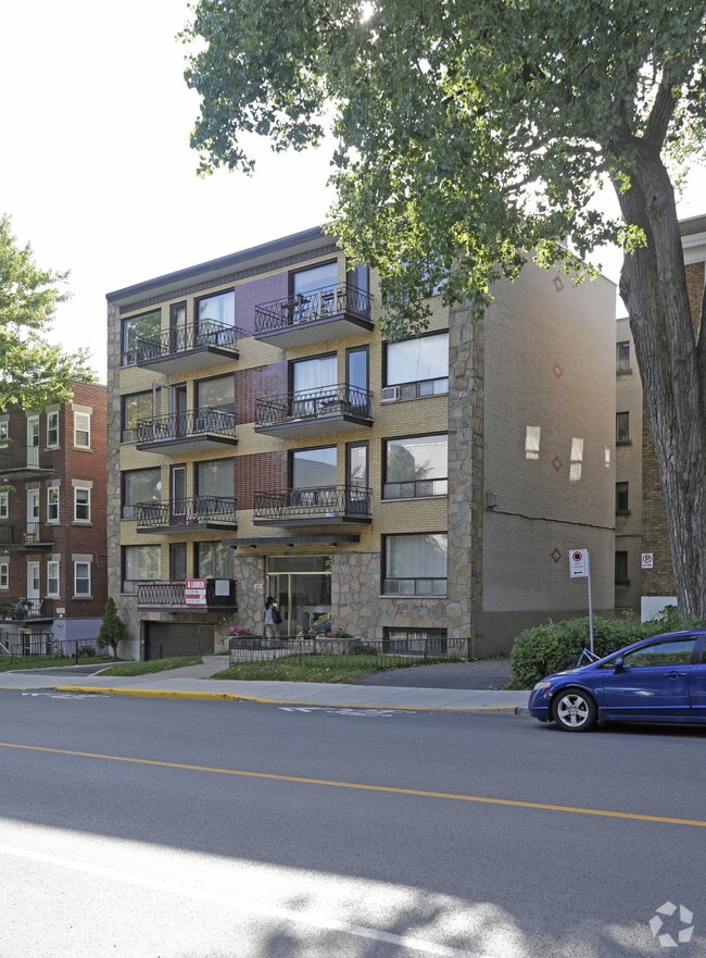 Building Photo - 3221 Boul Édouard-Montpetit