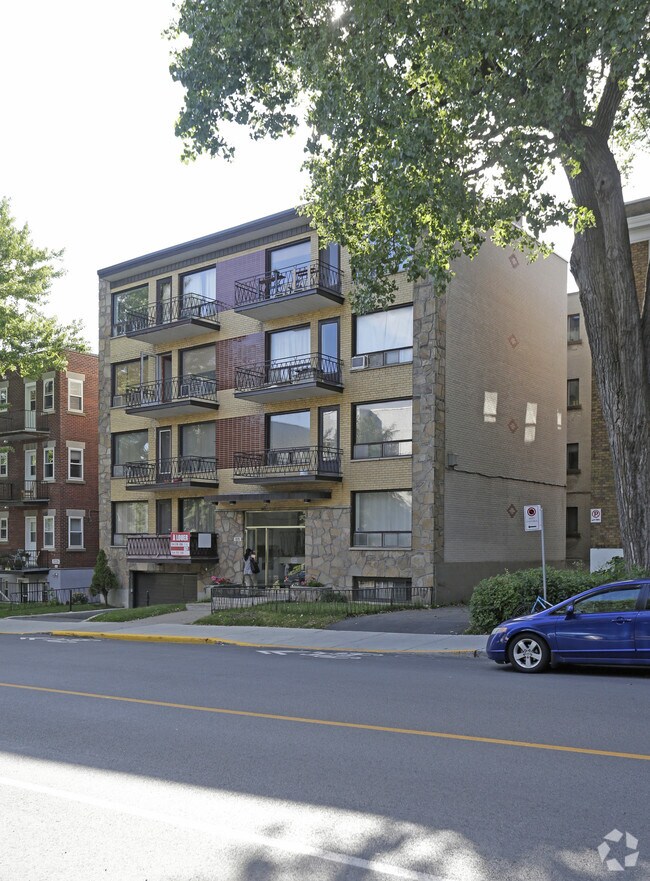 Building Photo - 3221 Édouard-Montpetit