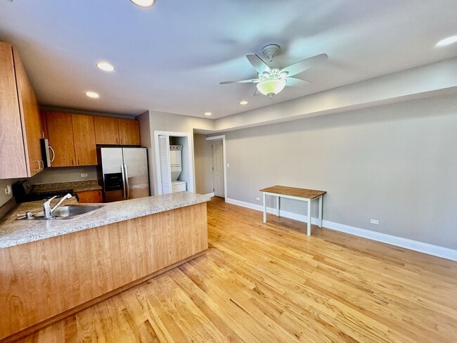 Building Photo - 3 Bedroom Apartment in Rogers Park