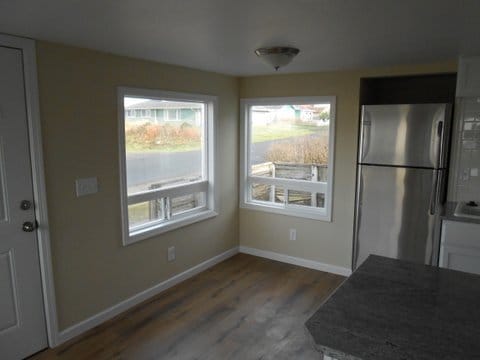 Building Photo - 2 Bedroom Cottage - close to the ocean!