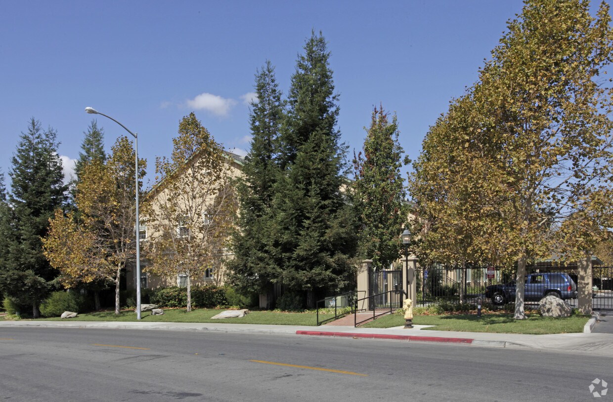 Building Photo - Creek Bridge Apartment