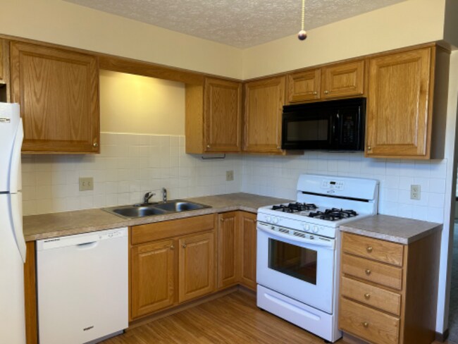 Building Photo - 923 Skyside Dr