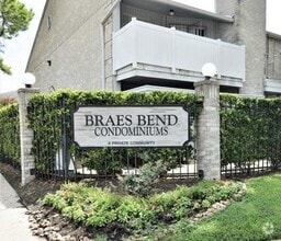 Building Photo - 8267 Creekbend Dr