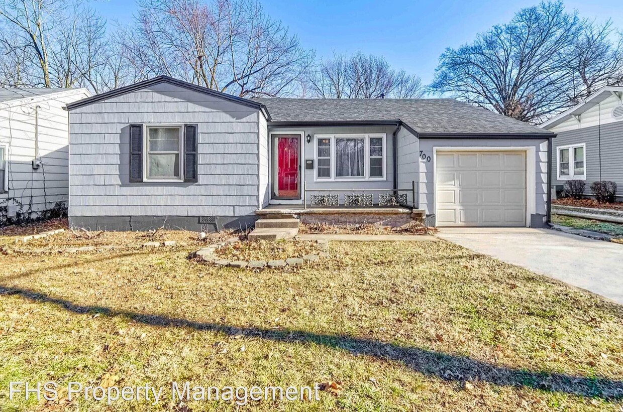 Foto principal - 3 br, 1 bath House - 700 S Fairway