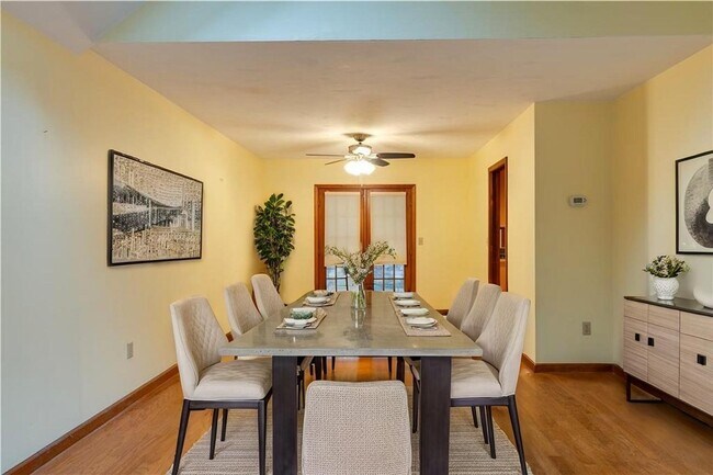 Foto del edificio - 48 Hemlock Ln