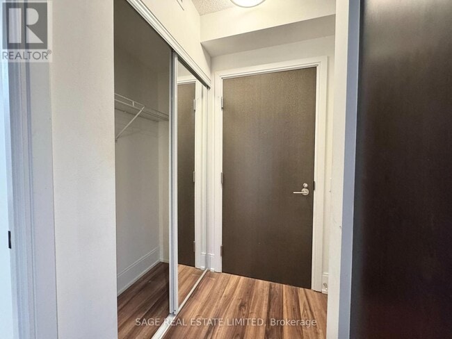 Photo du bâtiment - 560 Front St W