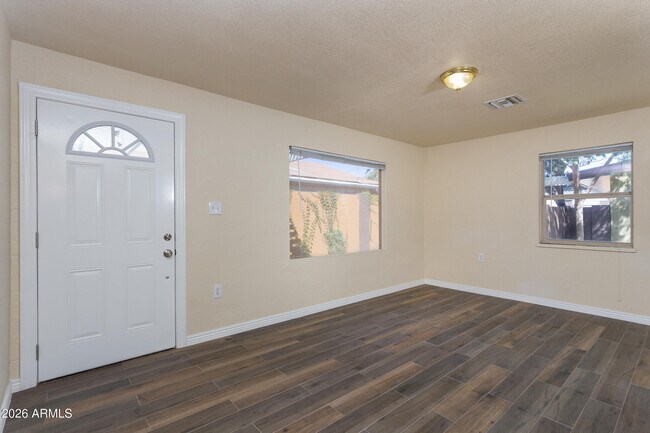 Foto del edificio - 1646 E Indianola Ave