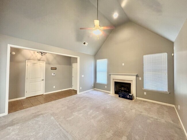 Building Photo - Beautiful 4 Bedroom 3 Bath Home in Lake Forest!