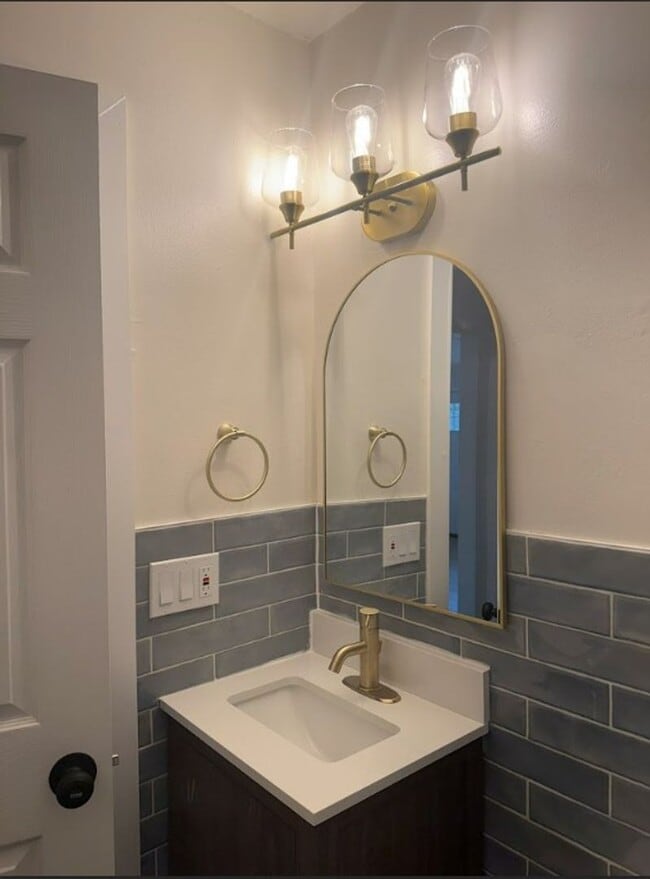 Foto del edificio - 804-806 N Fairlawn Cir