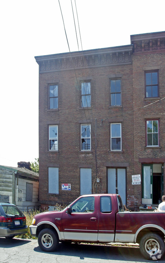 Primary Photo - 143 Washington St