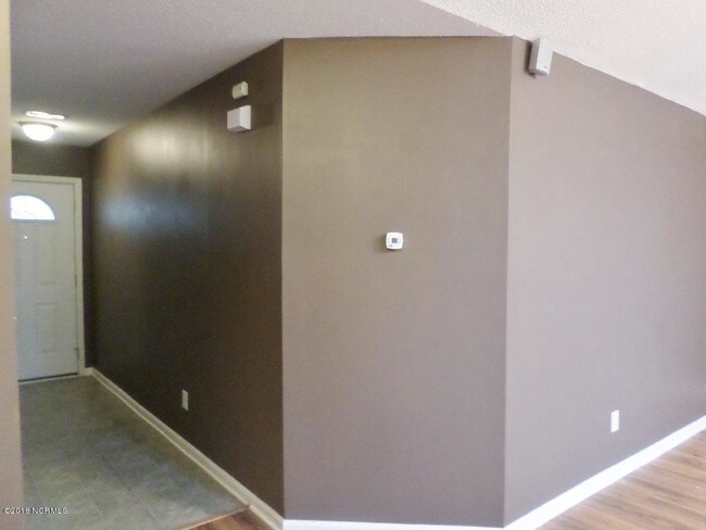 Building Photo - 403 Huff Dr