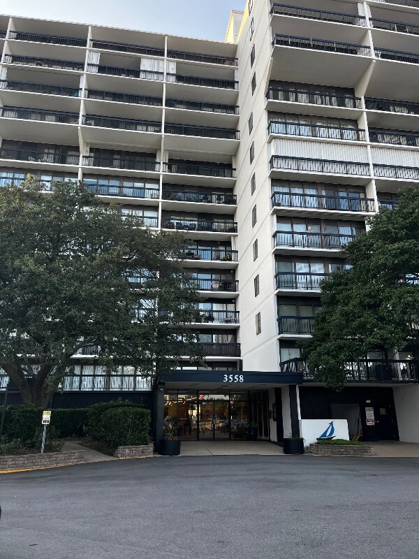 Building Photo - 3558 Shore Dr