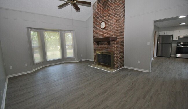 Foto del edificio - Available 8/1/26 - East Louisville 3 bed, 1.5 bath ranch on corner lot