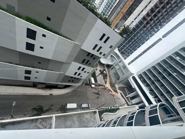 Foto del edificio - 601 NE 23rd St