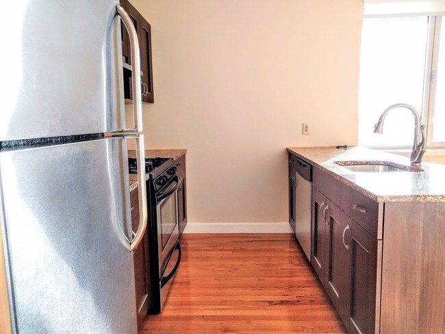 Building Photo - 576 4th Ave