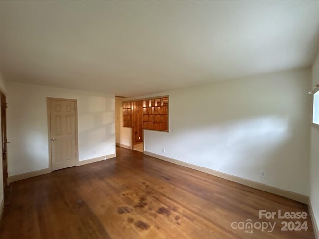 Building Photo - 1431 Woodhill Ln