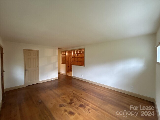 Foto del edificio - 1431 Woodhill Ln