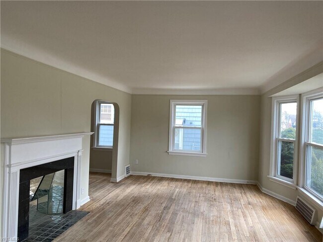 Building Photo - 305 E 195th St
