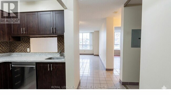 Photo du bâtiment - 2470 Eglinton Ave W