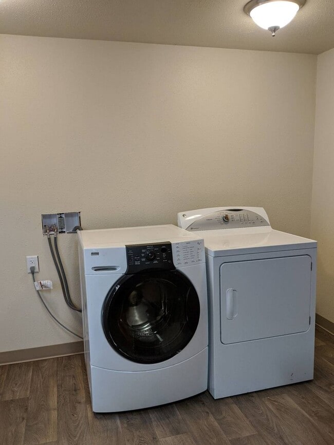 Building Photo - West Campus 4 bed/1 bath one level house -...