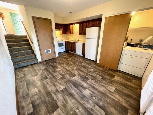 Building Photo - 3 Bedroom Townhouse with New Flooring!