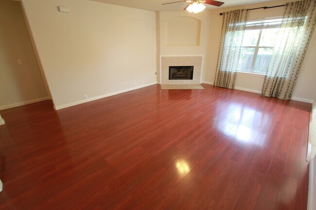 Building Photo - Gorgeous 4 Bedroom, 2.5 Bath 2 Story Home in Round Rock