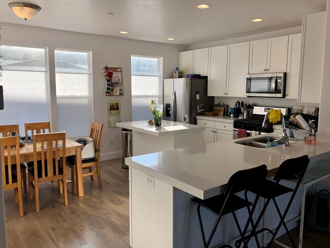 Kitchen - 3848 W Kinglassie Ln Townhome