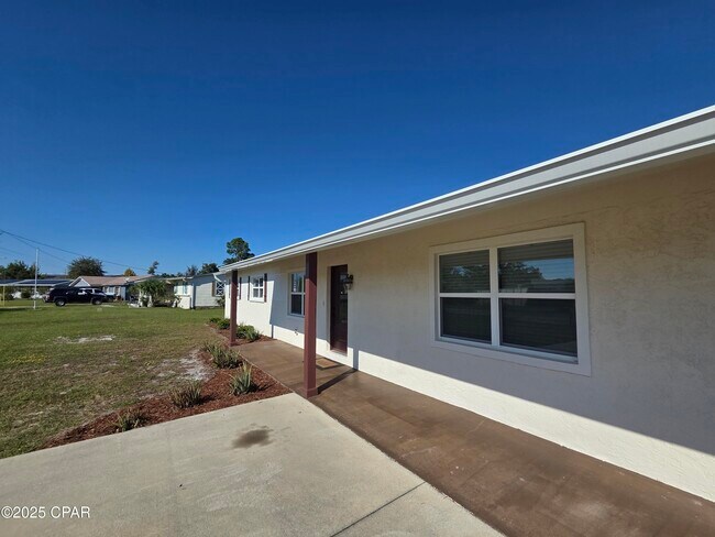 Foto del edificio - 5253 Collins Dr