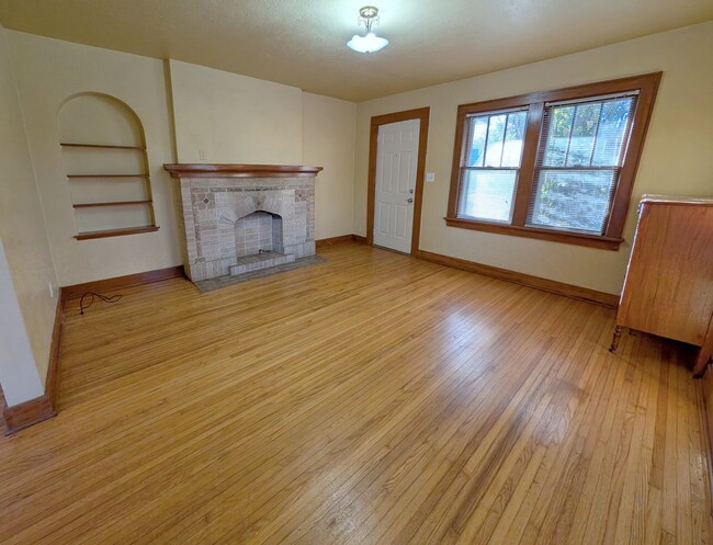 Building Photo - Historic One Bedroom Duplex