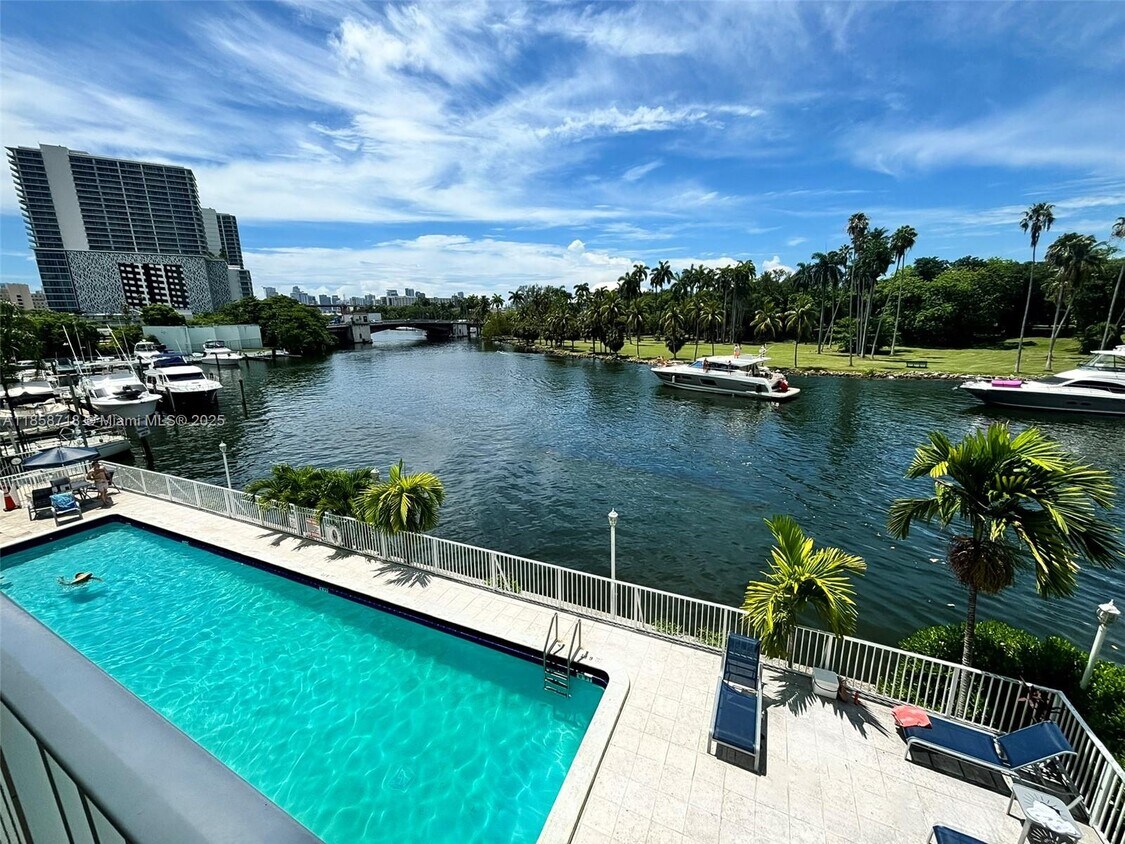Foto principal - 1740 NW N River Dr