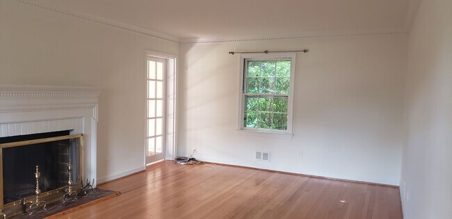 Foto del edificio - Classic And Stately 5 Bed 3 Bath Colonial ...
