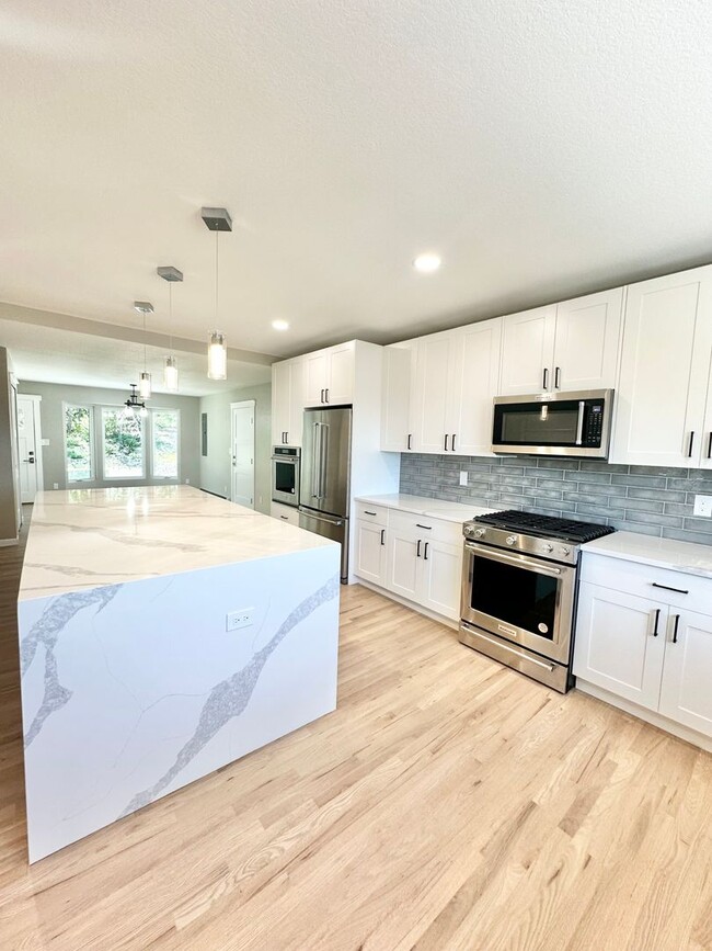 Building Photo - Move In Ready fully remodeled home for ren...