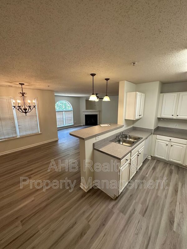 Building Photo - 3475 Forestdale Dr