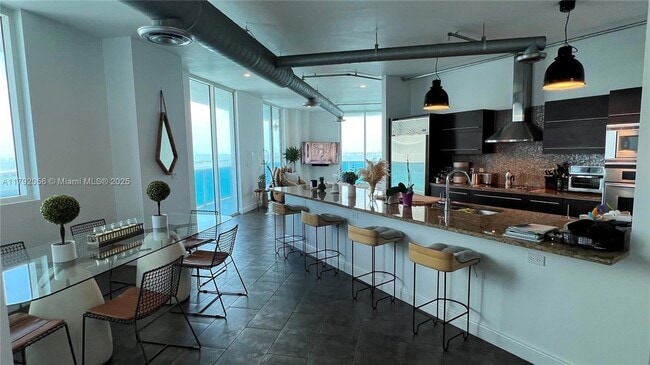 Foto del edificio - 700 NE 25th St